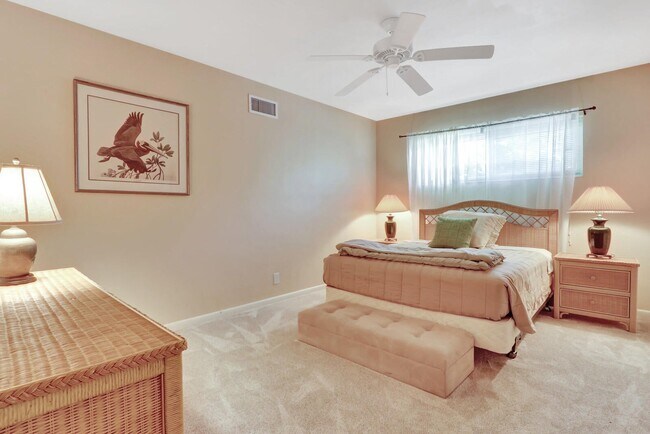 Building Photo - 390 N Juno Ln