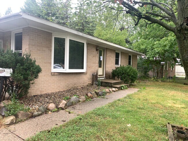 Building Photo - 5675 Juanita Dr SE