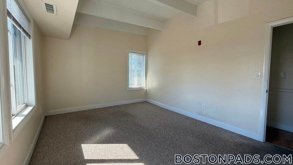 Building Photo - 12 Westgate Dr