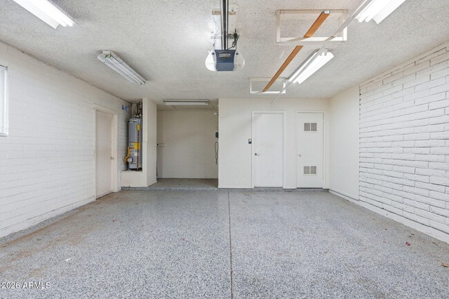 Building Photo - 2546 E Geneva Dr