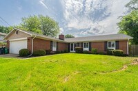 Building Photo - 5 BD 3 BA Oxon Hill, MD home is ideal for ...