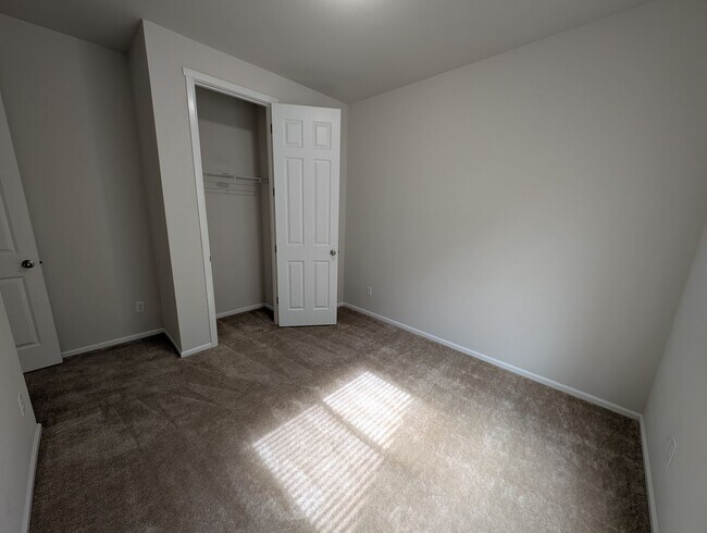 Building Photo - One Story Living in Port Orchard! Large 3 Bedroom Available for Rent!