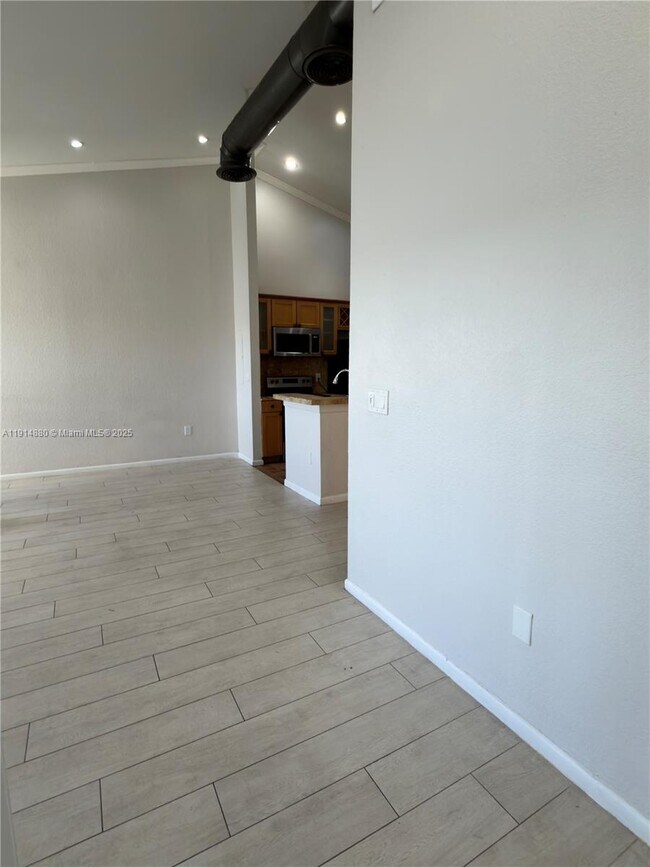 Building Photo - 2831 N Oakland Forest Dr