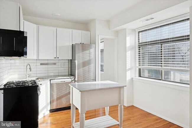 Building Photo - 319 S 10th St