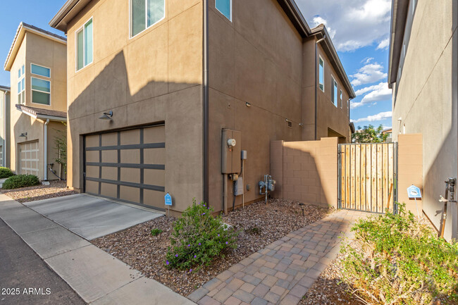 Building Photo - 1310 N Zane Dr