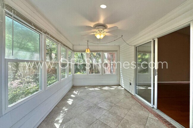 Building Photo - 4534 Parkwood Ln E