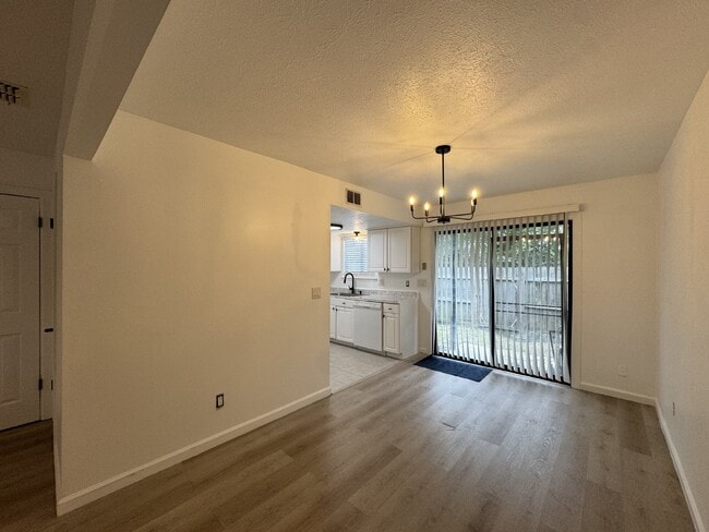 Building Photo - 2 Bedroom 1.5 bath Townhome - just RENOVATED