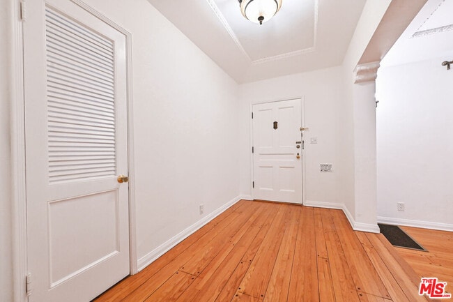 Building Photo - 361 N Mansfield Ave