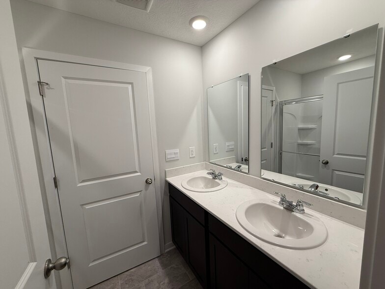 Master Bedroom- Bathroom - 6361 Darby Plains St