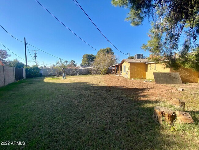 Building Photo - 4341 E Vernon Ave