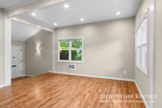 Building Photo - 754 W 12th Ave