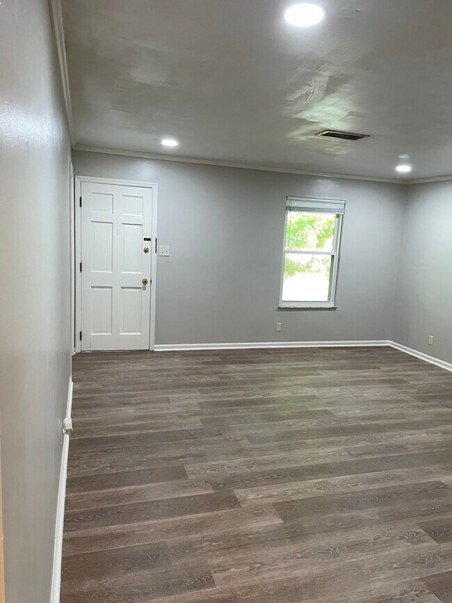 Building Photo - 400 Schenkel Ln