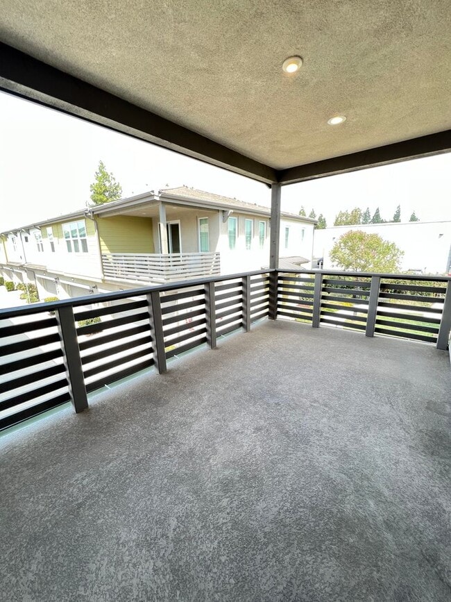 Building Photo - Beautiful 2 Bedroom 2 Bath Townhome