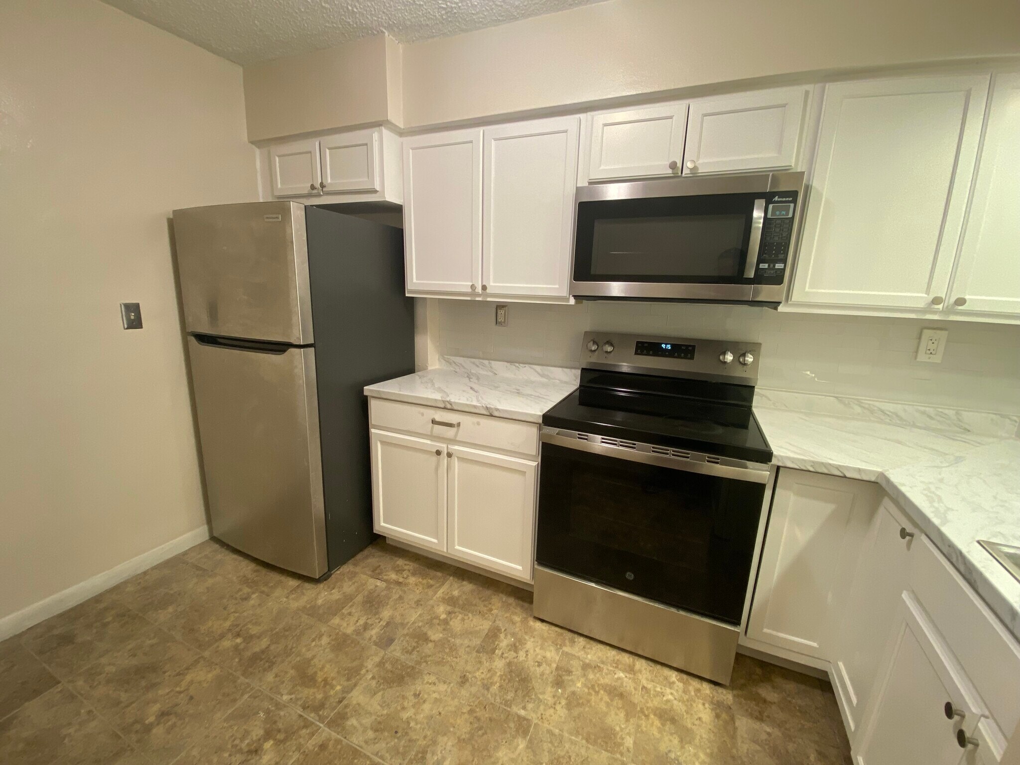 Building Photo - 2498 SW 17th Ave