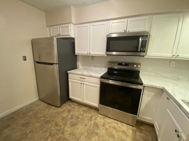 Building Photo - 2498 SW 17th Ave