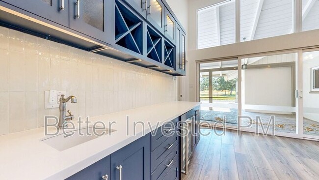 Building Photo - 475 Country Club Dr