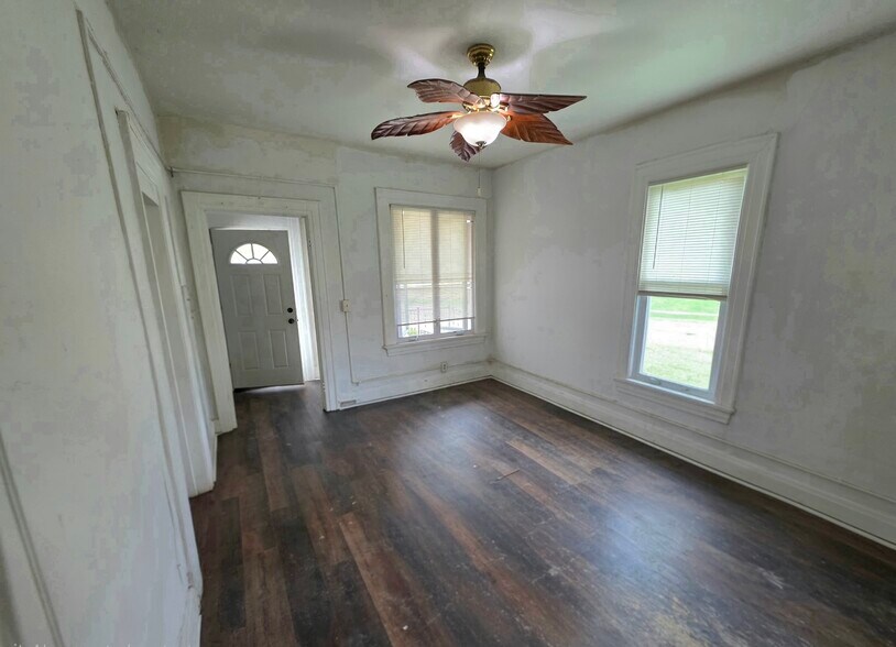 Building Photo - 2218 E Eden Pl