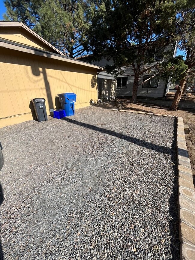 Building Photo - 2 Bed/1 Bath Duplex with Single Car Garage...