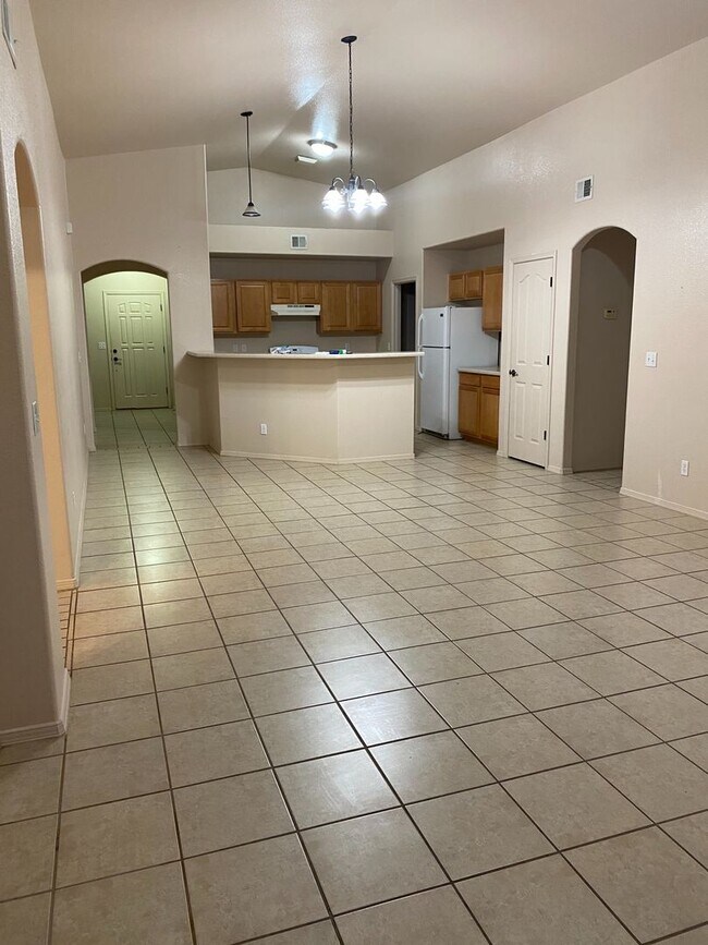 Building Photo - 3 Bedroom home off of Del Rey
