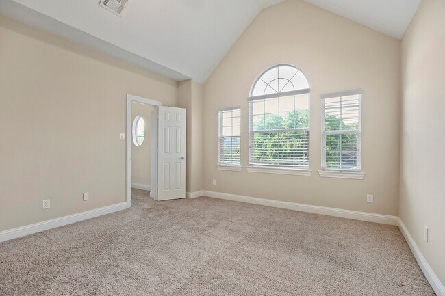 Building Photo - 5812 La Vista Dr