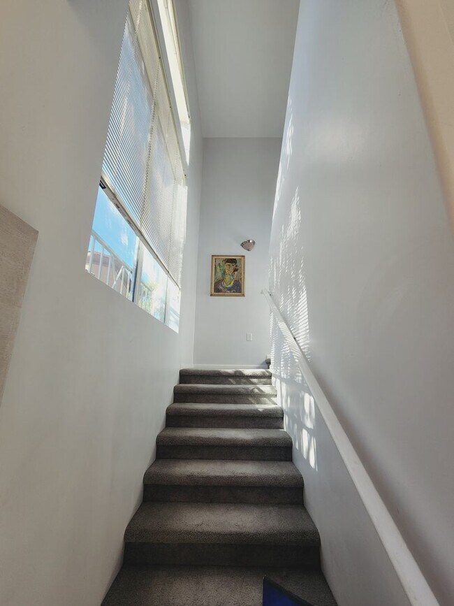 Building Photo - Lovely Parkside Townhome!