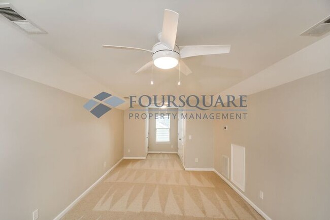 Building Photo - Townhome | 3rd Floor Bonus Room | Fenced Y...