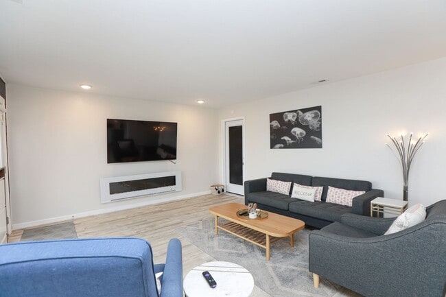 Building Photo - Pretty Lake Furnished Unit 2/1.5 Views! Vi...