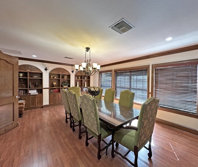 Building Photo - 152 SW Peacock Blvd