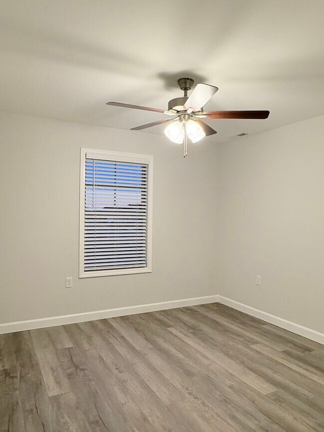 Building Photo - 870 Rodeo Ln