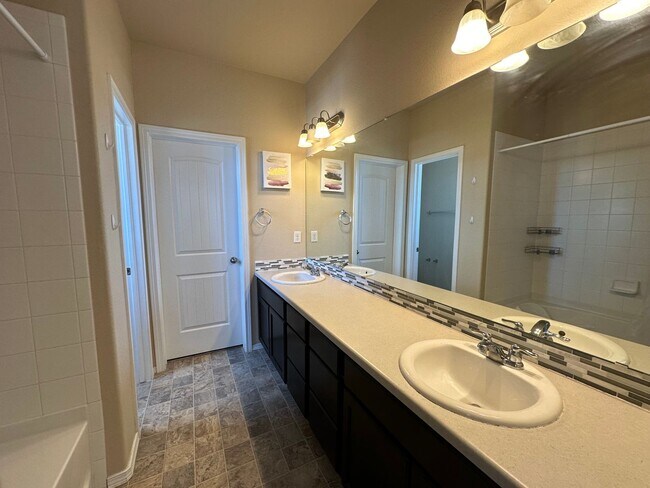 Building Photo - 2 Bed 3 Bath Townhouse with  2 Car Attache...