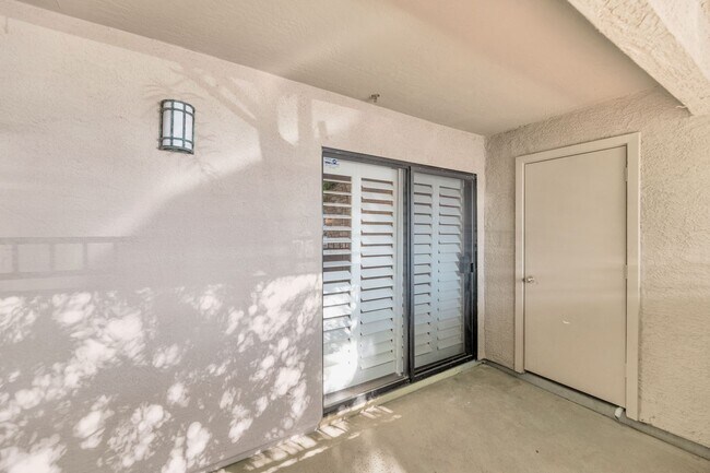 Building Photo - 2025 E Campbell Ave