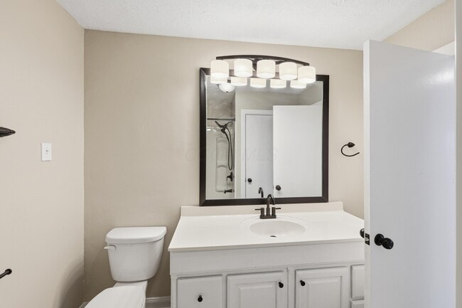 Building Photo - 566 E 10th St