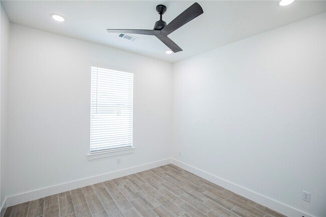 Building Photo - 4867 Farmhouse St