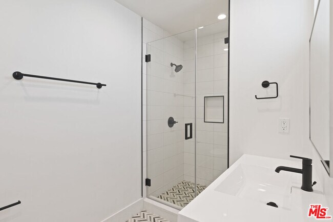 Building Photo - 153 S Palm Dr