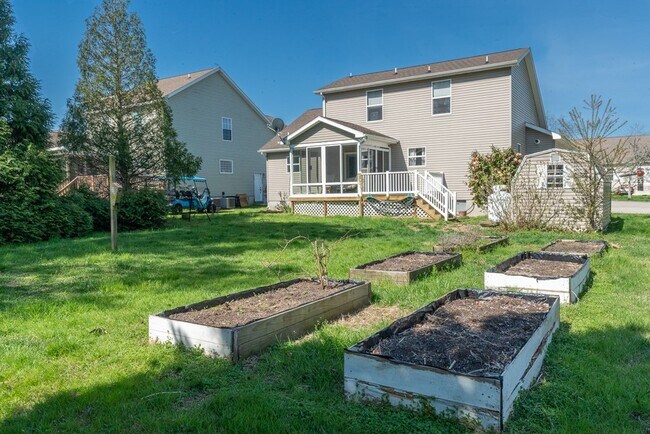 Building Photo - 2247 Pike Dr