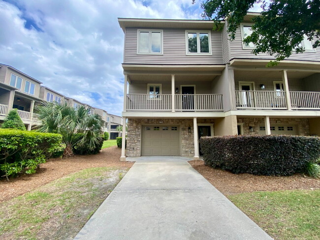 Primary Photo - Spacious Townhome located on Hilton Head I...