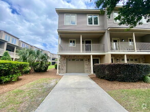 Building Photo - Spacious Townhome located on Hilton Head I...