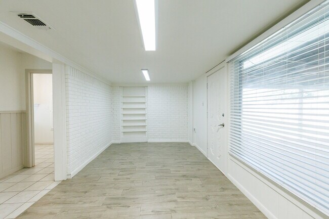Building Photo - Newly remodeled 3/2/2 in north Lubbock!  M...