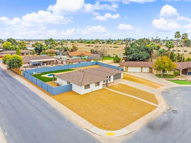 Building Photo - Tempe 5 bedroom 3 bath with pool and HUGE yard