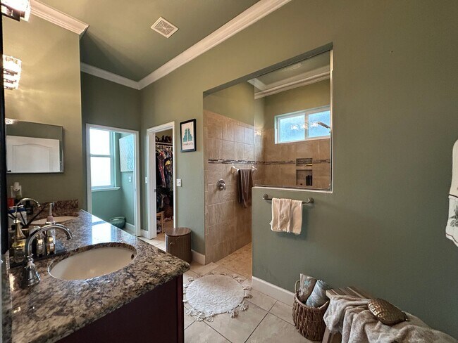 Building Photo - Elegant 3/2 in Oakmont