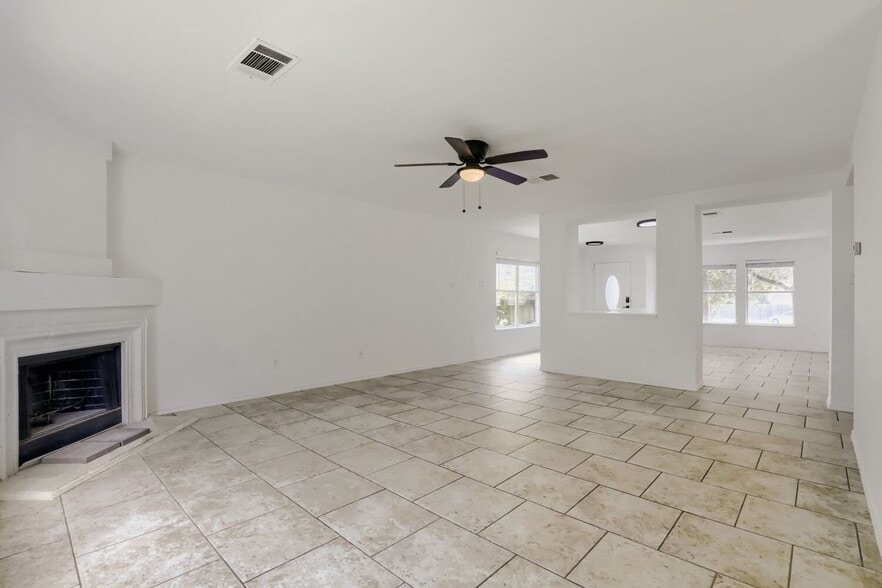 Building Photo - 512 Woodford Dr