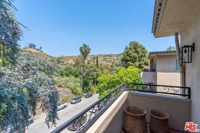 Building Photo - 6720 Hillpark Dr