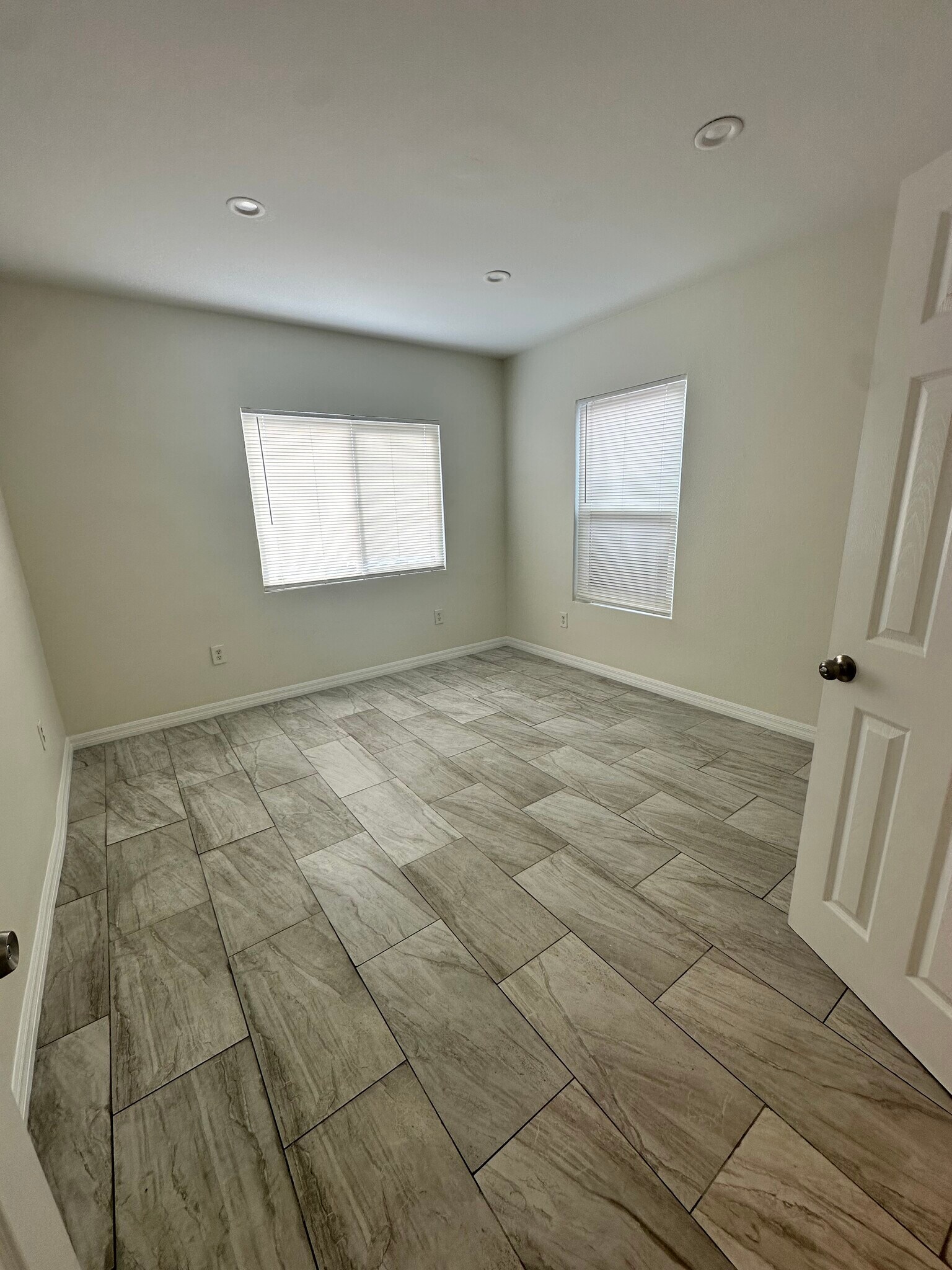 Building Photo - 731 W 99th St