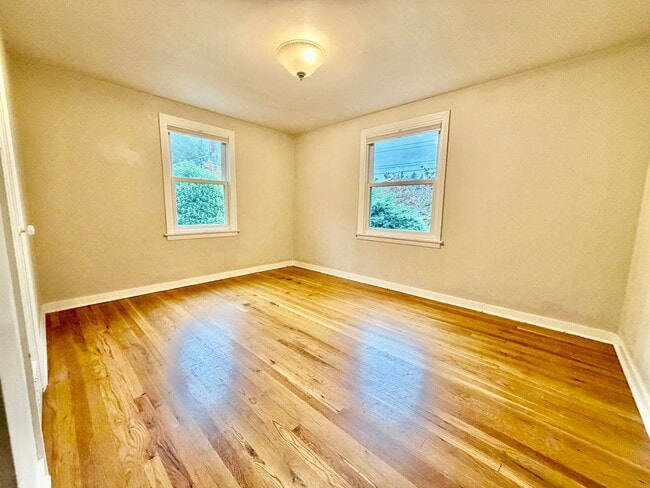 Building Photo - Charming Mid-Century Rambler in Magnolia AVAILABLE NOW! $4495