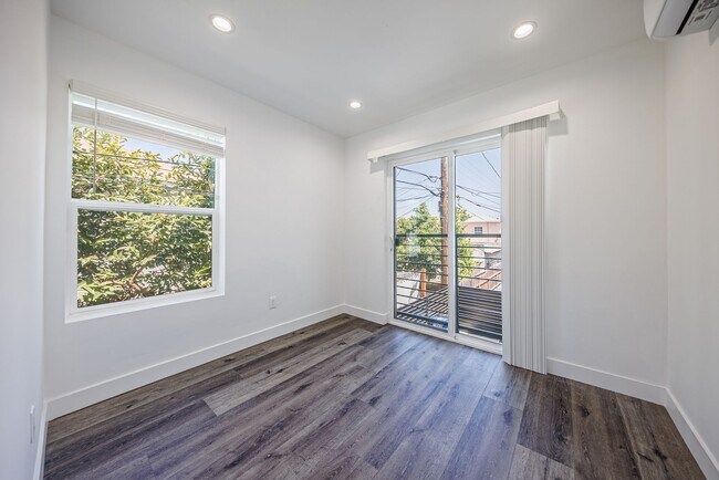 Building Photo - 3015 Alsace Ave