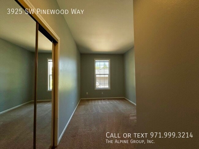 Building Photo - 3925 SW Pinewood Way
