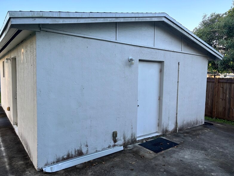 Building Photo - 6700 SW 40th St