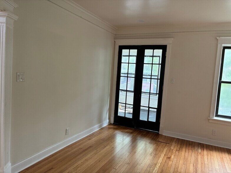 Building Photo - 6142 S Rhodes Ave