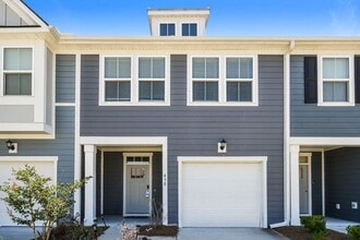 Building Photo - 3 bed / 2.5 bath ~ Foxbank Plantation