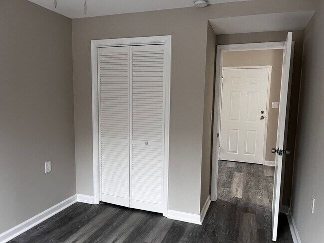 Building Photo - Spacious, Sunlit 2BR Apartment – Prime Loc...